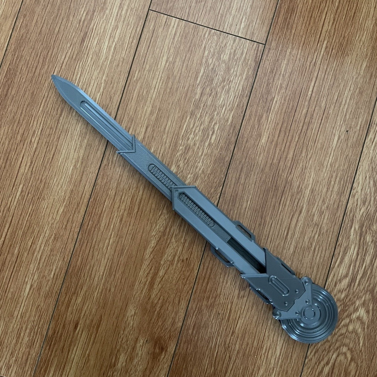 Wire-controlled hidden blade, rotatable blade